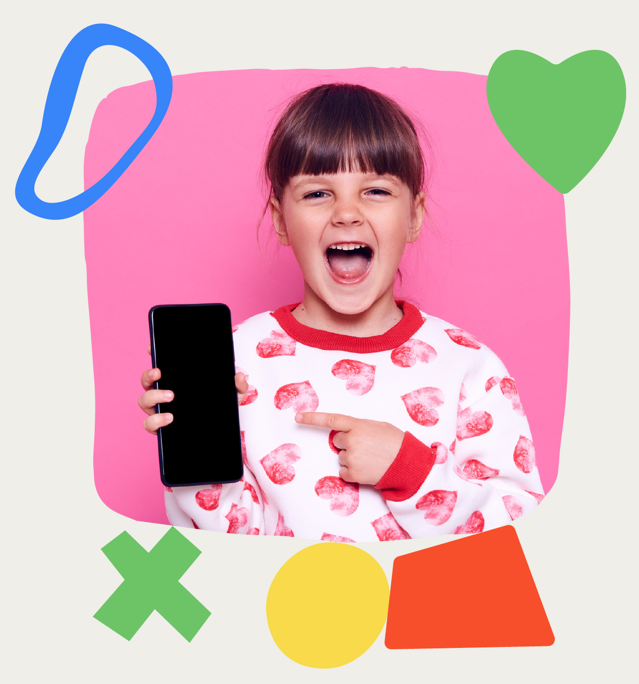 Niña feliz usando tecnología educativa